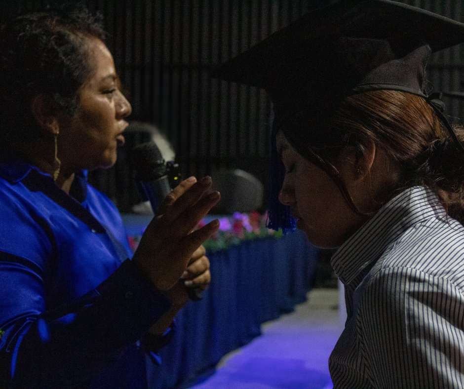 Momento de impartición durante una graduación de discipulado